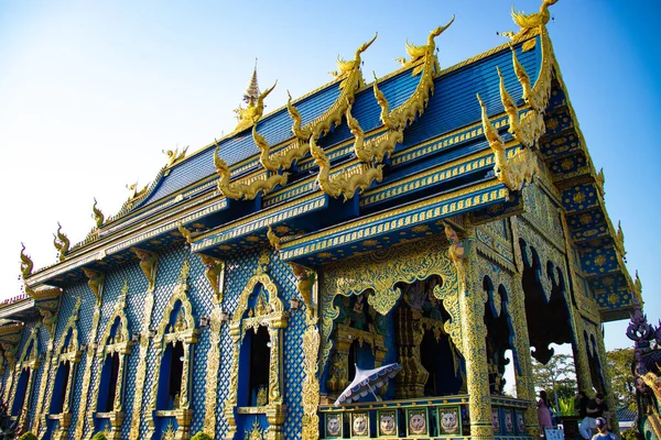 Statuer Buddhistiske Tempel Blue Temple Thailand - Stock-foto