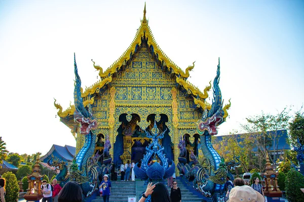 Туристы Гуляющие Голубом Храме Чианграй Таиланд — стоковое фото