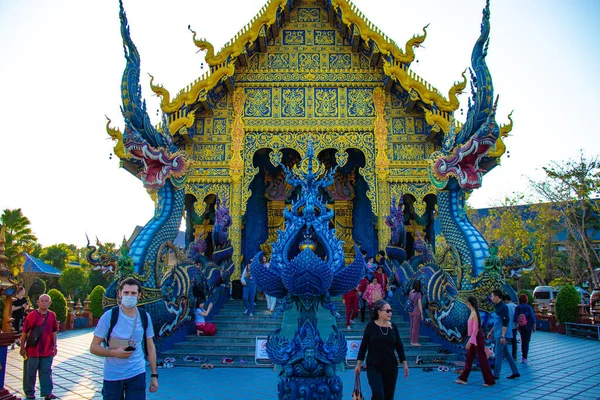 Turyści Spacerujący Blue Temple Chiang Rai Tajlandia — Zdjęcie stockowe