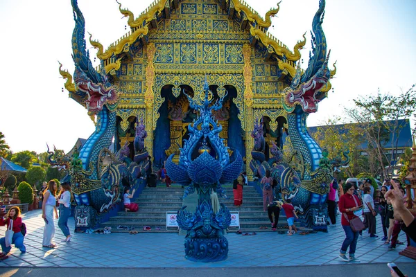 在泰国清莱蓝寺散步的游客 — 图库照片