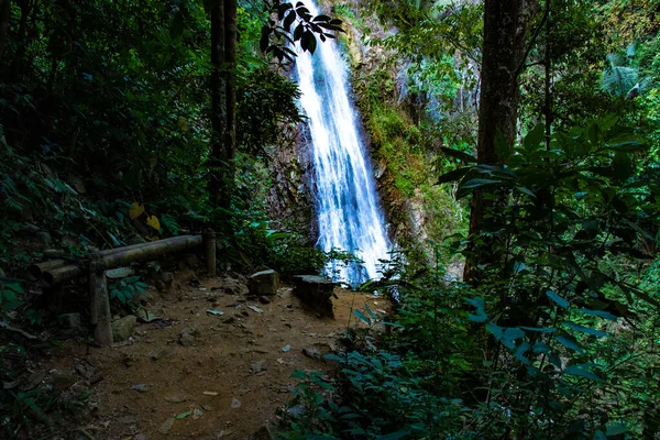 Wasserfall Grünen Sommerpark Thailand — Stockfoto