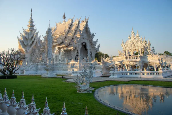 Chiang Mai Tayland 'daki beyaz tapınak. 
