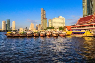 Tayland 'da Chao Phraya Nehri' nden Bangkok manzarası 