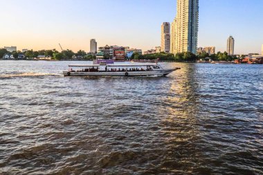 Tayland 'da Chao Phraya Nehri' nden Bangkok manzarası 