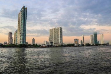Tayland 'da Chao Phraya Nehri' nden Bangkok manzarası 