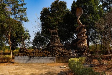 Tayland adası tapınağının eski kalıntıları.