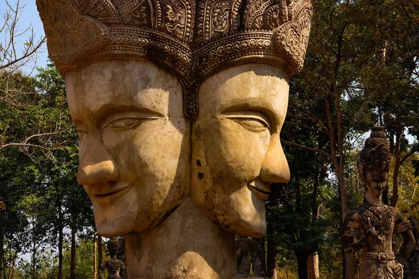 Άγαλμα Του Βούδα Στο Πάρκο Στην Ταϊλάνδη — Φωτογραφία Αρχείου