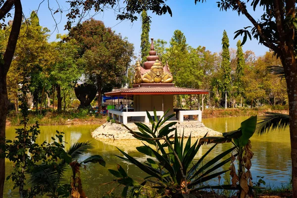 Vista Sobre Templo Budista Com Estátuas Lago Tailândia — Fotografia de Stock