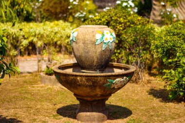 Tayland 'daki bahçede dekoratif seramik kap