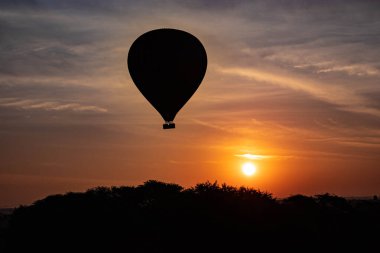 Bagan 'da Gün Doğumu Balonları, Bay MyanMr. 