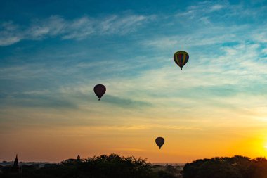 Bagan 'da Gün Doğumu Balonları, Bay MyanMr. 