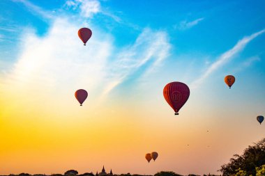 Bagan 'da Gün Doğumu Balonları, Bay MyanMr. 