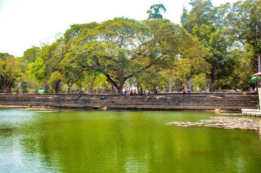 Kamboçya 'nın Angkor şehrinde, Mahathat' daki turistler
