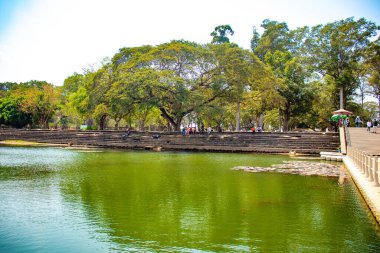 Kamboçya 'nın Angkor şehrinde, Mahathat' daki turistler