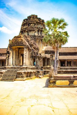 Angkor Wat Tapınağında yürüyen turistler, Kamboçya 
