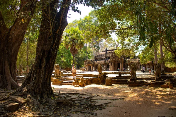カンボジアの昼間のアンコールワット寺院 — ストック写真