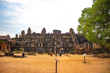 Kamboçya 'da Angkor Wat tapınağında yürüyen turistler
