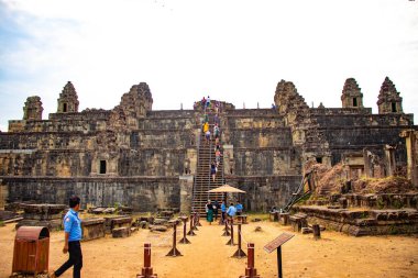 Kamboçya 'da Angkor Wat tapınağında yürüyen turistler