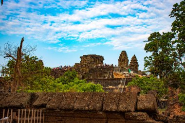 Kamboçya 'da Angkor Wat tapınağında yürüyen turistler