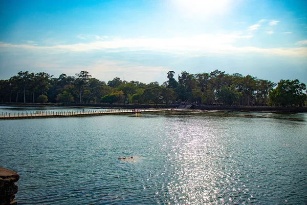 Turyści Spacerujący Świątyni Angkor Wat Kambodży — Zdjęcie stockowe