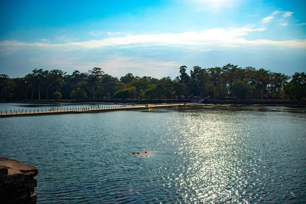 Turyści Spacerujący Świątyni Angkor Wat Kambodży — Zdjęcie stockowe