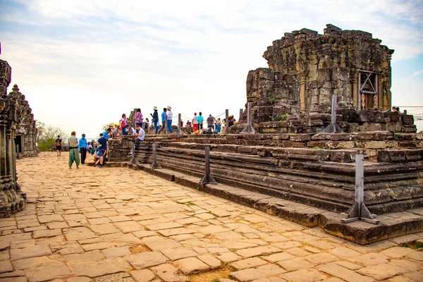 Туристы Идущие Храме Ангкор Ват Камбодже — стоковое фото