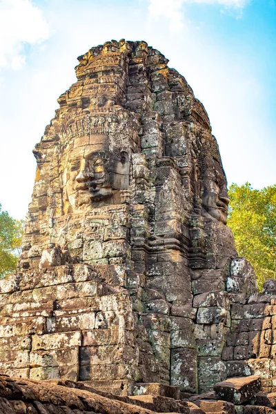 カンボジアのバイヨン寺院にある石の装飾とモニュメント — ストック写真