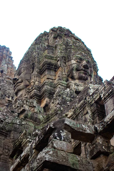カンボジアのバイヨン寺院にある石の装飾とモニュメント — ストック写真