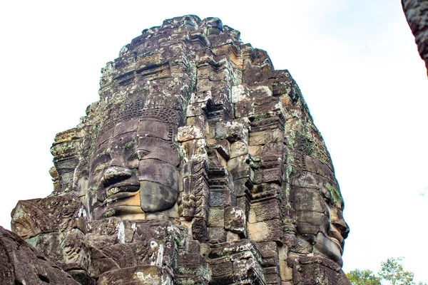 カンボジアのバイヨン寺院にある石の装飾とモニュメント — ストック写真