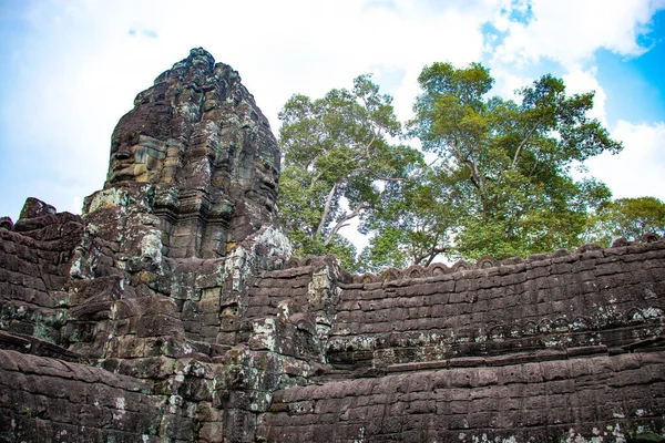 カンボジアのバイヨン寺院にある石の装飾とモニュメント — ストック写真