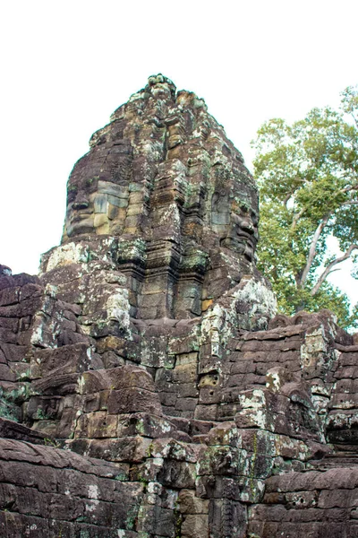 カンボジアのバイヨン寺院にある石の装飾とモニュメント — ストック写真