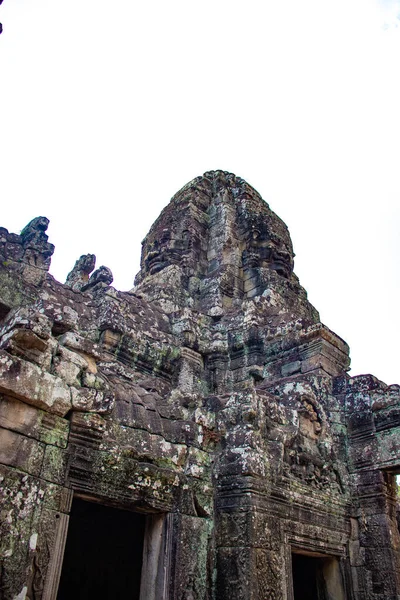 カンボジアのバイヨン寺院にある石の装飾とモニュメント — ストック写真