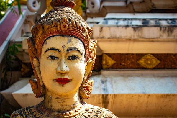Статуя Крупным Планом Буддийском Храме Камбодже — стоковое фото
