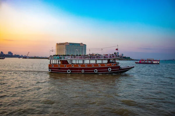 Kamboçya. Phnom Penh. Riverside Mekong İskelesi