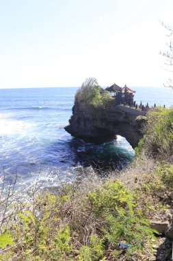 Endonezya tapınağından güzel bir okyanus manzarası 