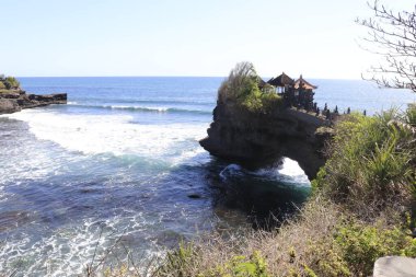 Endonezya tapınağından güzel bir okyanus manzarası 