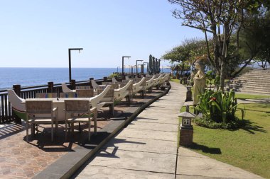 Endonezya tapınağından güzel bir okyanus manzarası 