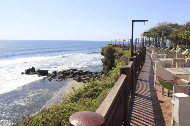 Endonezya tapınağından güzel bir okyanus manzarası 