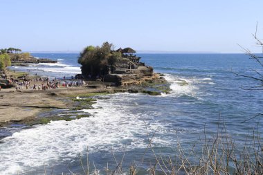 Endonezya tapınağından güzel bir okyanus manzarası 