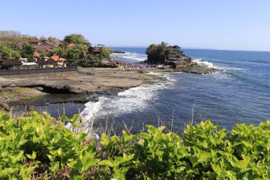 Endonezya tapınağından güzel bir okyanus manzarası 