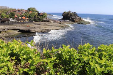 Endonezya tapınağından güzel bir okyanus manzarası 