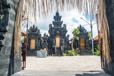 Ubud 'daki Endonezya tapınağı Tanah Lot 