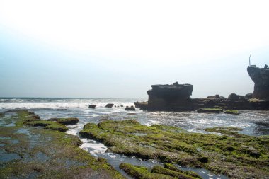 Endonezya tapınağından güzel bir okyanus manzarası 