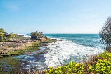 Endonezya tapınağından güzel bir okyanus manzarası 