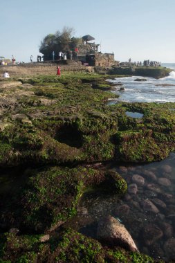Endonezya tapınağından güzel bir okyanus manzarası 