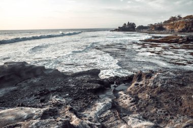 Endonezya 'daki Tanah Lot tapınağından okyanus manzarası 