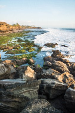 Endonezya 'daki Tanah Lot tapınağından okyanus manzarası 