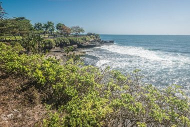 Endonezya 'daki Tanah Lot tapınağından okyanus manzarası 