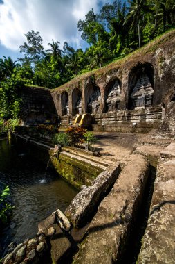 Ubud 'daki Endonezya antik tapınağı 