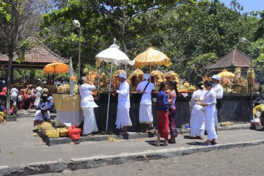Endonezya 'daki Lempuyang tapınağının ziyaretçileri 